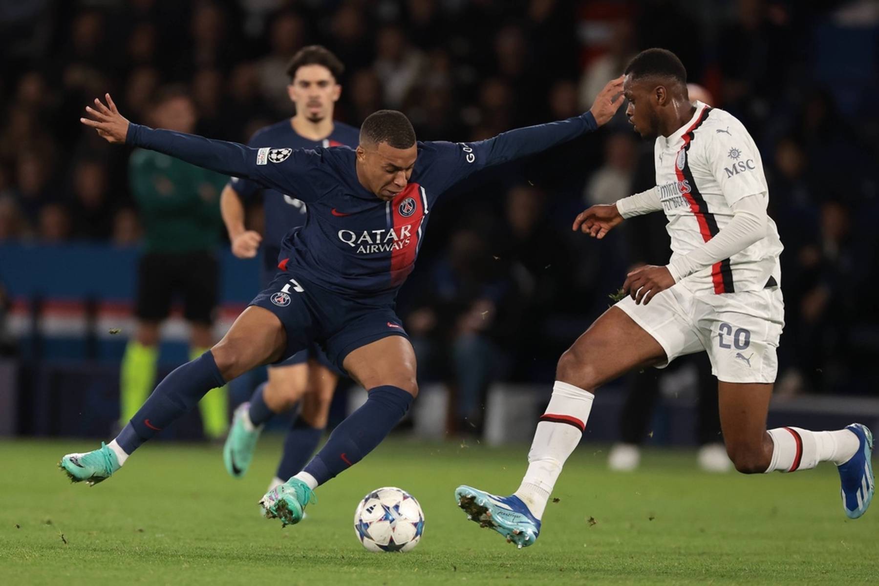 皮球偏出立 皮球偏出立