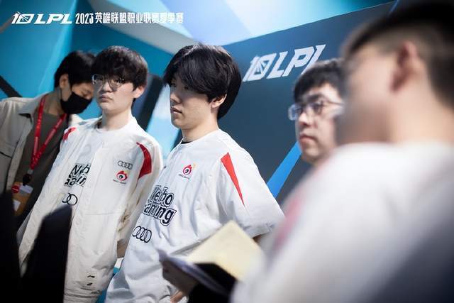 通过与西班 通过与西班